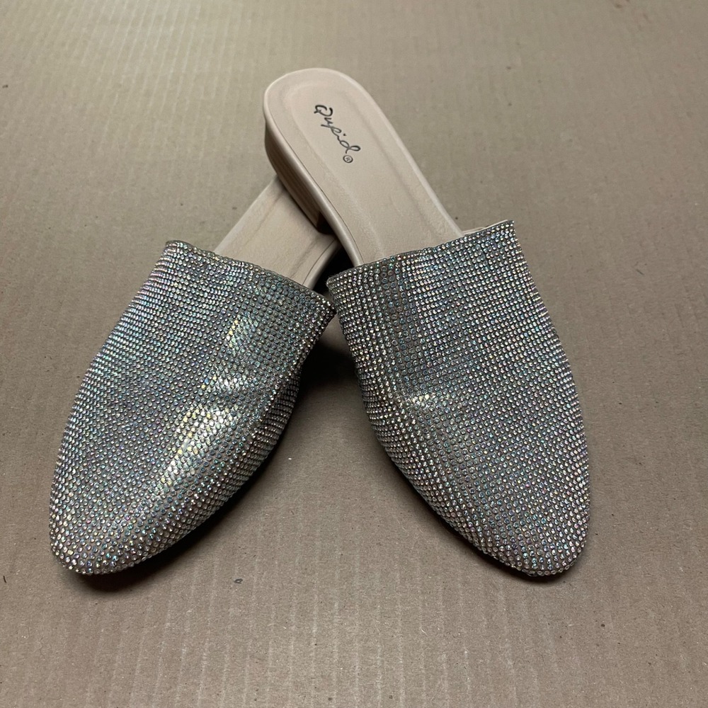 Qupid‎ Women's Sz 8 Silver Rhinestone Bling Mule Slides Jeweled Almond Toe Flats